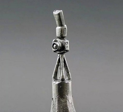 بوسني ينحت تماثيل مدهشة على رؤوس أقلام الرصاص
